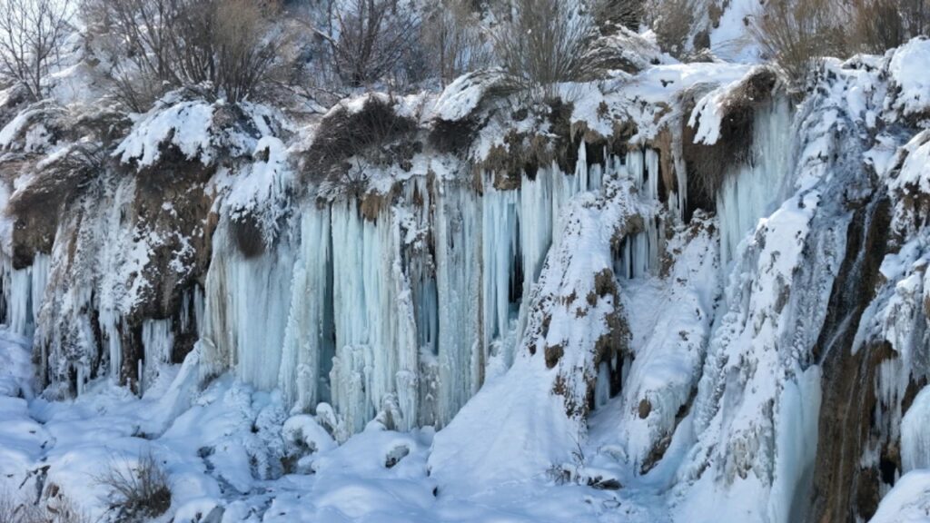 Erzincanda Gezilecek Yerler Listesinden Girlevik Selalesi Kis mevsimi
