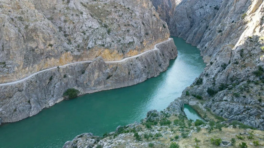 Erzincanda Gezilecek Yerler Listesinden Karanlik Kanyon uzaktan cekim
