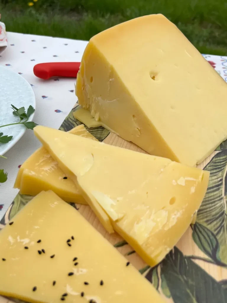 Tahta üzerinde dilimlenmiş eski kaşar peyniri